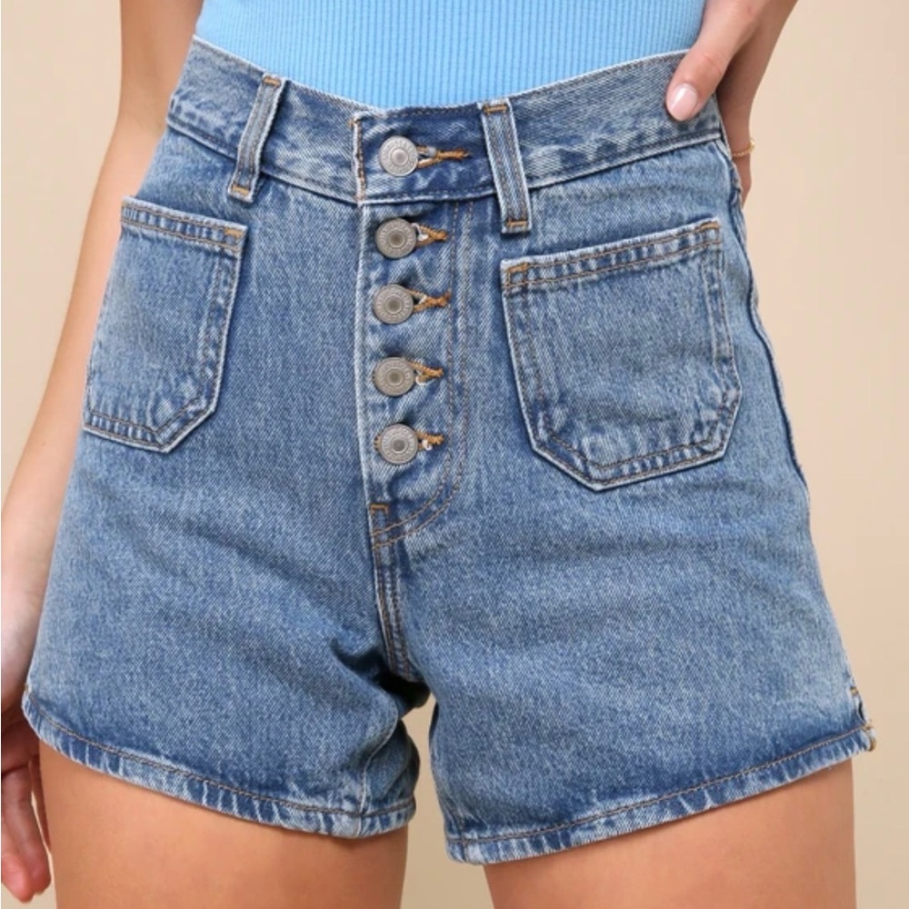 Levi’s | 80s Mom High-Rise Denim Shorts | Size 24 | Medium‎ Wash